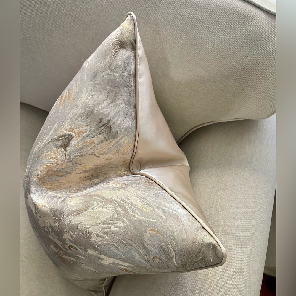 Luxury Champagne and gold waves glam pillow. Size 22x 22 inch - Picture 7 of 10